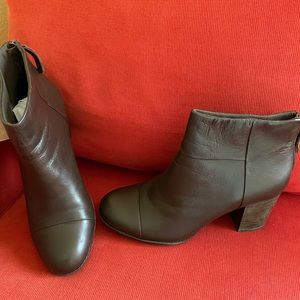 NEW - Clarks leather ankle boot. Size 9.5